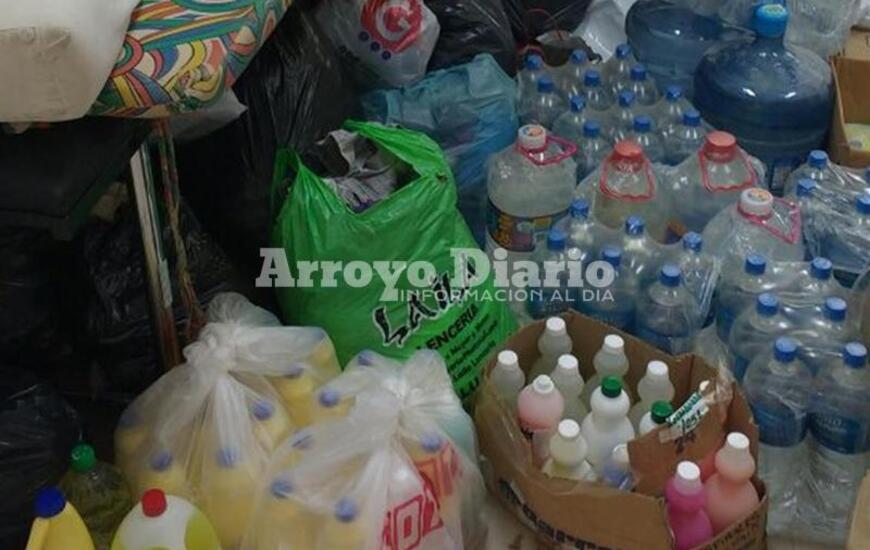 Gesto solidario. Parte de la mercader&iacute;a que lleg&oacute; hoy y que fue reunida por Camioneros.