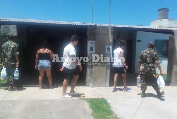 En Barrio Santa Rita. Personal municipal, voluntarios y el Ejército Argentino ayudando y colaborando tras la catástrofe.