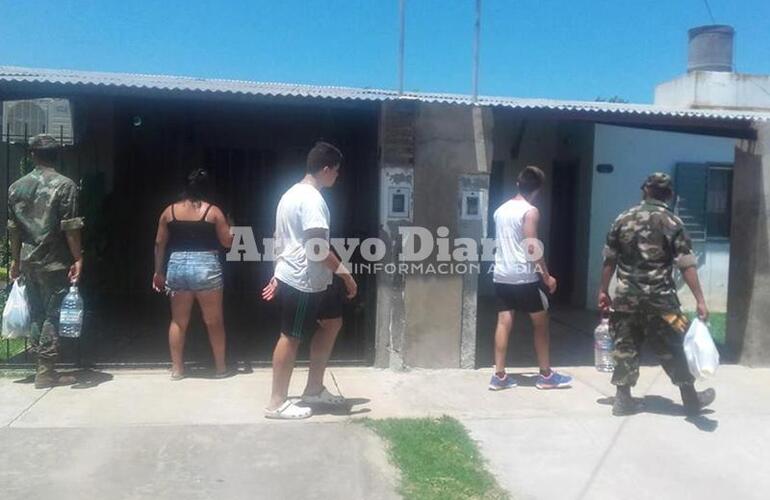 En Barrio Santa Rita. Personal municipal, voluntarios y el Ejército Argentino ayudando y colaborando tras la catástrofe.