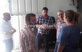 En el lugar. Los diputados durante la visita al cuarte de bomberos de Arroyo Seco.