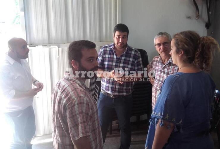 En el lugar. Los diputados durante la visita al cuarte de bomberos de Arroyo Seco.