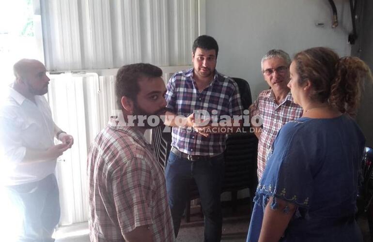 En el lugar. Los diputados durante la visita al cuarte de bomberos de Arroyo Seco.