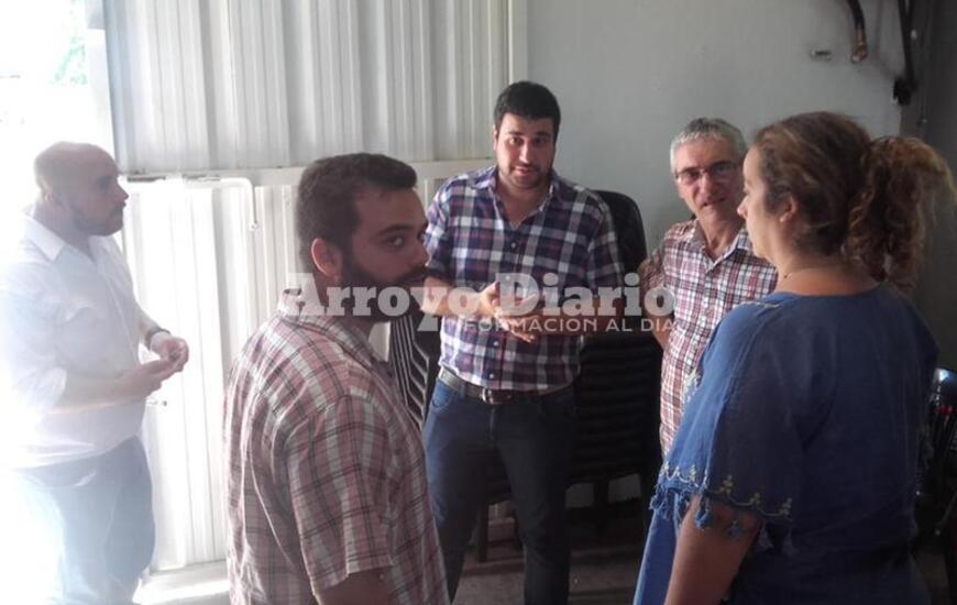 En el lugar. Los diputados durante la visita al cuarte de bomberos de Arroyo Seco.