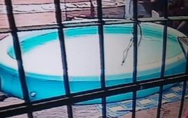 La pol&eacute;mica pileta del pabell&oacute;n 7 de Coronda. Foto: Sin Mordaza