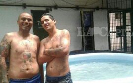 Leiva, el ex barra de Col&oacute;n, preso por asesinato, junto al "Gusano" Vera, acusado de matar a su mujer.