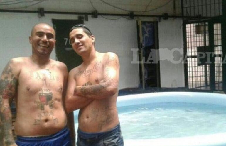 Leiva, el ex barra de Colón, preso por asesinato, junto al "Gusano" Vera, acusado de matar a su mujer.