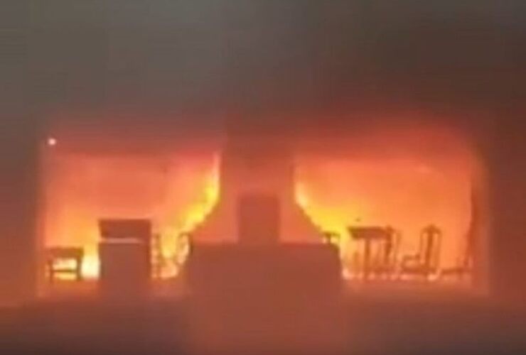 Imagen de Voraz incendio en la Catedral de San Nicolás