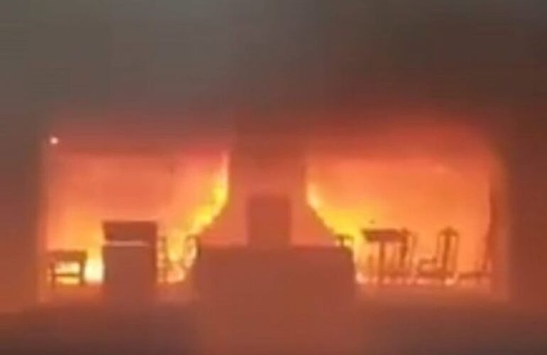 Imagen de Voraz incendio en la Catedral de San Nicol&aacute;s