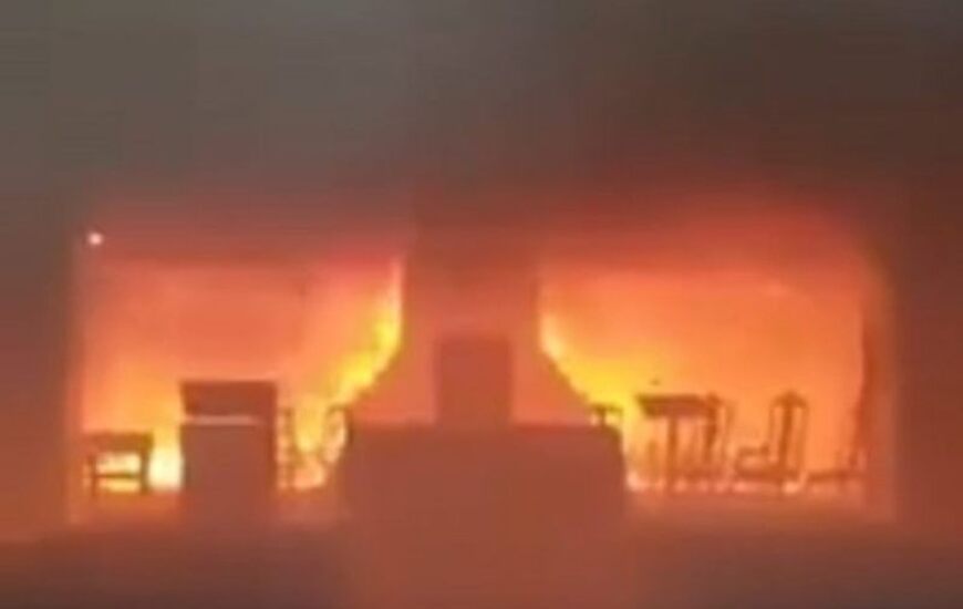 Imagen de Voraz incendio en la Catedral de San Nicol&aacute;s