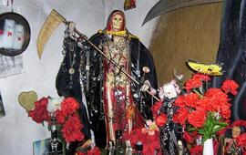 Rituales oscuros en su casa. La vecina que vive junto a su familia en la casa donde se registran episodios paranormales, revel&oacute; que en esta vivienda se hac&iacute;an rituales para rendirle culto a San La Muerte. Foto: Imagen Ilustrativa