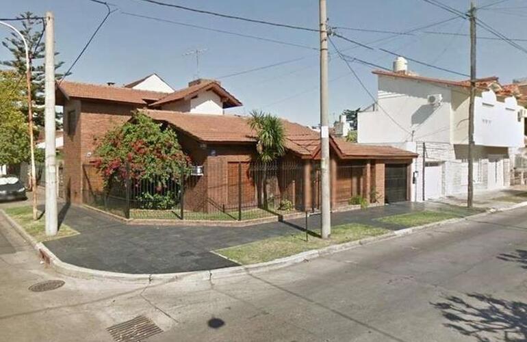 Pringles y General Conesa, en Ramos Mejía. Ladrones roban una camioneta con un bebé en su interior: lo tiraron por la ventanilla. Foto: Clarín Pringles y General Conesa, en Ramos Mejía. Ladrones roban una camioneta con un bebé en su interior: lo tiraron por la ventanilla. Foto: Clarín