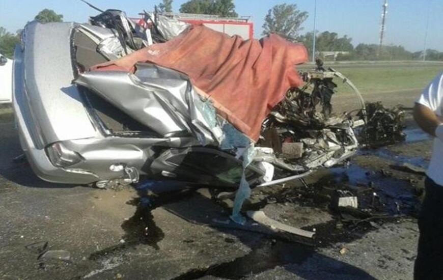 Destruido. Los coches involucrados quedaron destrozados. Foto: Rosario 3