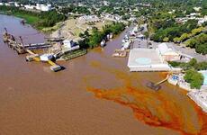 Imagen de Contienen derrame de aceite sobre el Paraná en el complejo Bunge