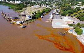 Imagen de Contienen derrame de aceite sobre el Paraná en el complejo Bunge