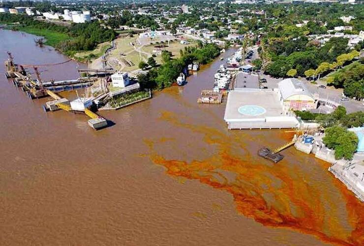 Imagen de Contienen derrame de aceite sobre el Paraná en el complejo Bunge