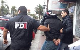 La detención de uno de los acusados por la chica. Foto: PDI