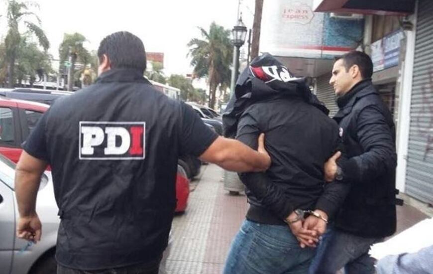 La detenci&oacute;n de uno de los acusados por la chica. Foto: PDI