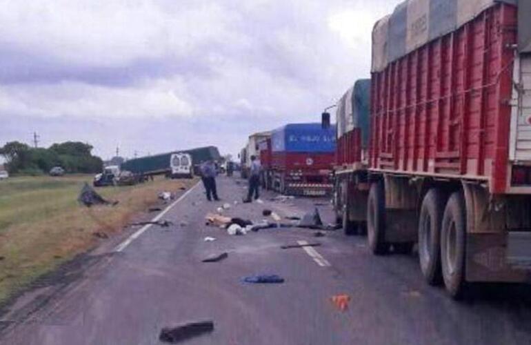 Tragedia. El siniestro fue en horas del mediodía y obligó a cortar la ruta. Foto: Aire de Santa Fe