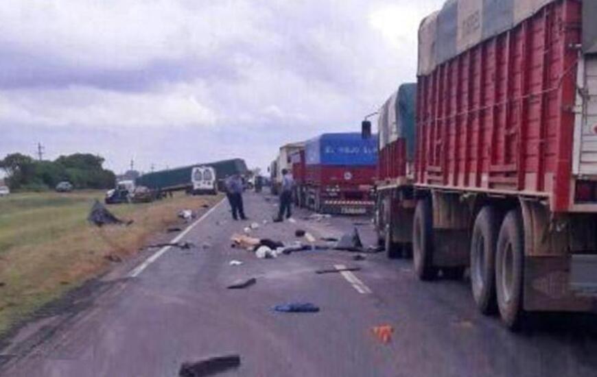 Tragedia. El siniestro fue en horas del mediod&iacute;a y oblig&oacute; a cortar la ruta. Foto: Aire de Santa Fe