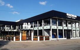 Imagen de Hollywood Lights Center: La esquina de San Mart&iacute;n e Hip&oacute;lito Yrigoyen vuelve a brillar