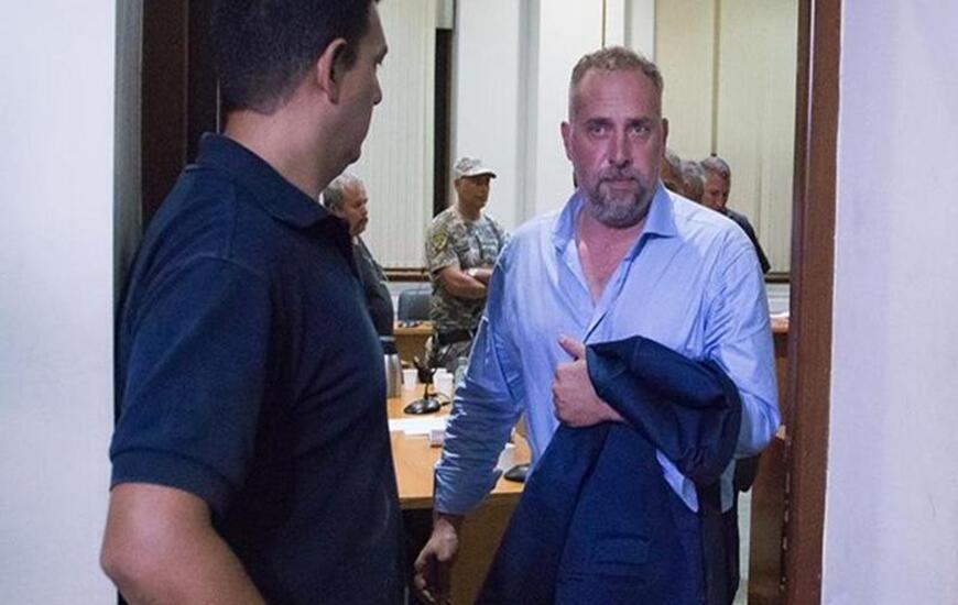 El abogado sale de la sala de audiencia tras escuchar la decisi&oacute;n del juez este viernes por la noche. Foto: Alan Monz&oacute;n/Rosario3.com