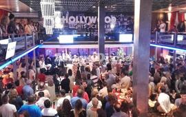 Colmado de gente. As&iacute; se pod&iacute;a apreciar el espacio principal de Hollywood esta noche durante la apertura.