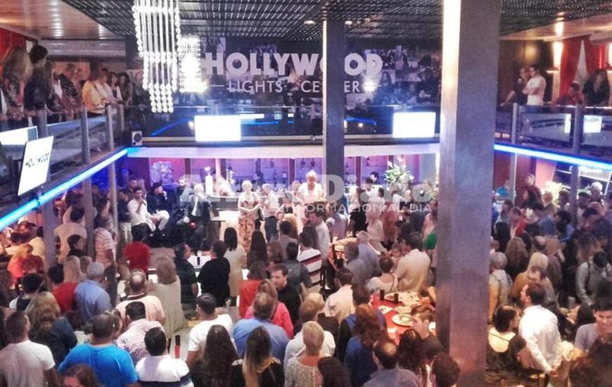 Colmado de gente. As&iacute; se pod&iacute;a apreciar el espacio principal de Hollywood esta noche durante la apertura.