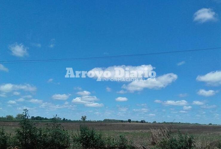 Bien celeste. Cielo despejado para un martes donde se esperan temperaturas otoñales.