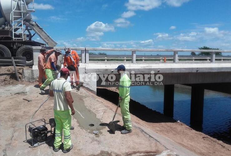 Obreros. Los trabajadores esta mañana abocados a las tareas de reparación.