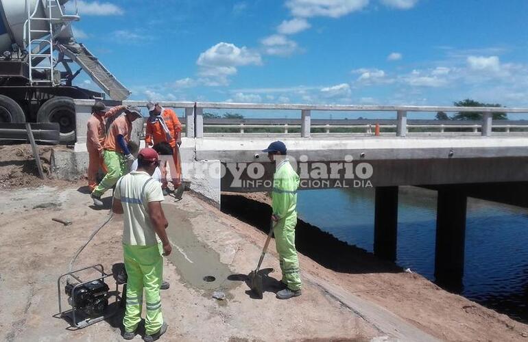 Obreros. Los trabajadores esta mañana abocados a las tareas de reparación.