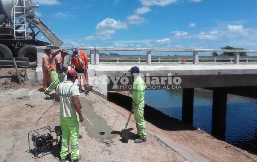 Obreros. Los trabajadores esta ma&ntilde;ana abocados a las tareas de reparaci&oacute;n.