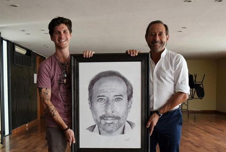 Imagen de Franco Ganuza le entreg&oacute; su obra a Guillermo Francella