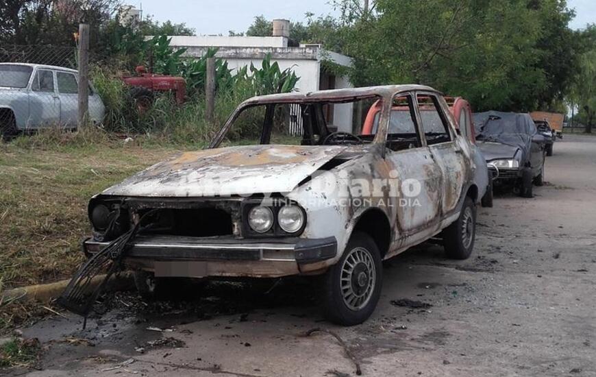 Imagen de As&iacute; qued&oacute; el auto que se prendi&oacute; fuego anoche