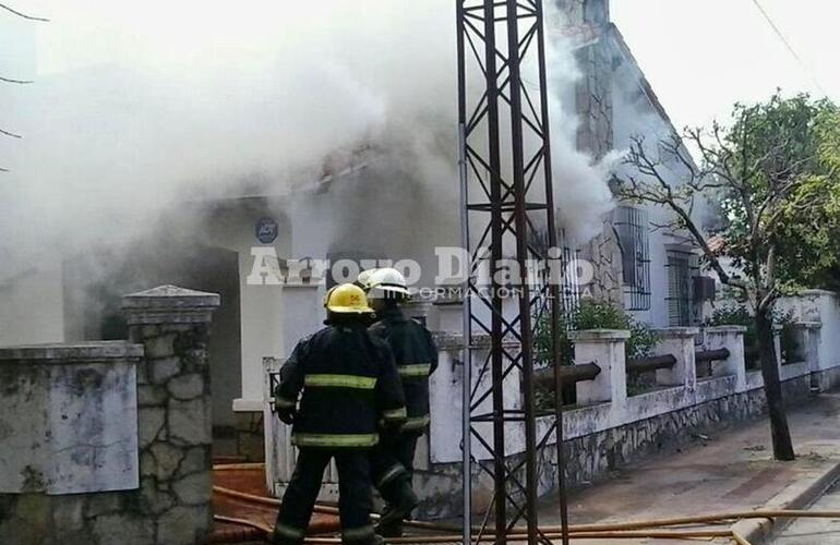 En el lugar. El sub jefe del Cuerpo Activo Matías Massagli (casco blanco) junto al bombero José Luis Ceballos (casco amarillo) ayer trabajando en el incendio.