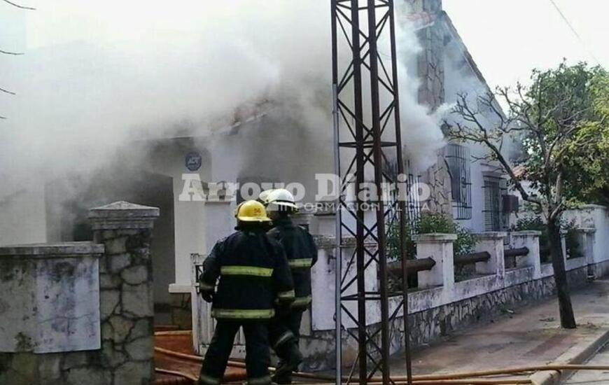 En el lugar. El sub jefe del Cuerpo Activo Matías Massagli (casco blanco) junto al bombero José Luis Ceballos (casco amarillo) ayer trabajando en el incendio.