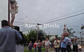 Esta tarde. La tradicional procesión con recorrida por las calles del barrio cercano a la capilla.