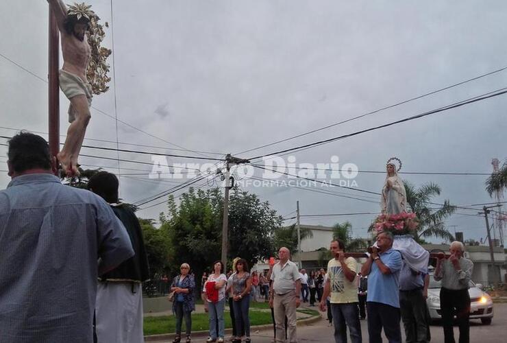 Esta tarde. La tradicional procesión con recorrida por las calles del barrio cercano a la capilla.