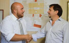 En la foto: El concejal y militante de La C&aacute;mpora Juli&aacute;n Polinesi junto al Dr. Luciano Crosio