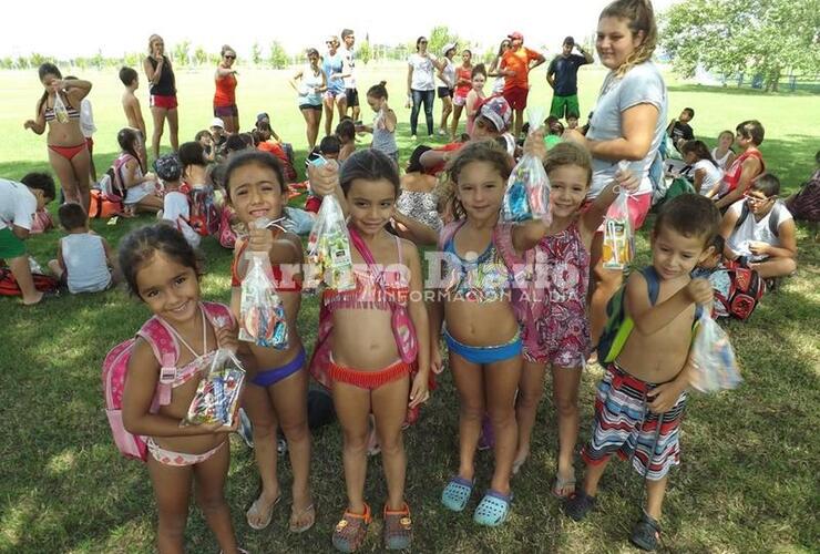 Regalitos. Los chicos disfrutando con golosinas en mano, parte del obsequio preparado por la gente de Cultura.