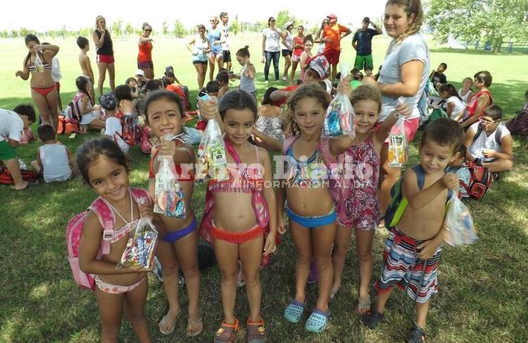 Regalitos. Los chicos disfrutando con golosinas en mano, parte del obsequio preparado por la gente de Cultura.