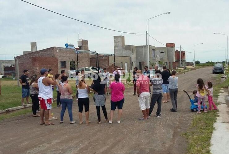 Reunidos. Los vecinos se juntaron este sábado en el barrio.