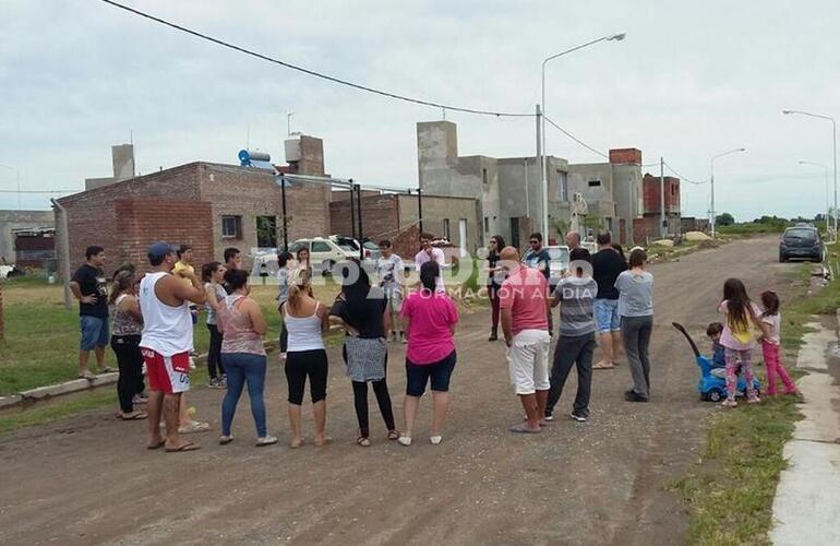 Reunidos. Los vecinos se juntaron este sábado en el barrio.