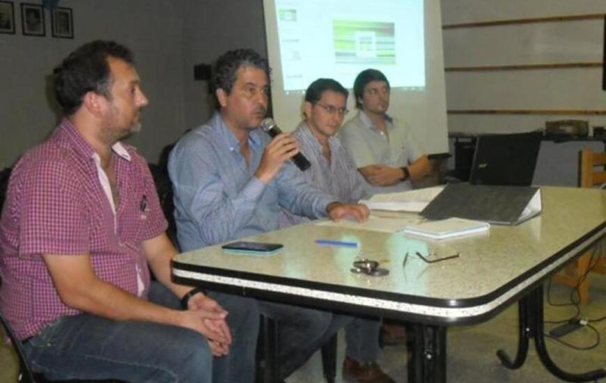 Ballejos y Giacomino junto a los ingenieros Bellittieri y Policardo, despu&eacute;s se sum&oacute; �Pepe� L&oacute;pez. Foto: Diario El Sur