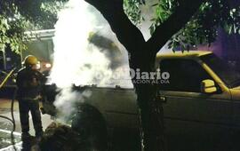 Trabajando. Los bomberos sofocando el fuego este domingo tras el pedido de colaboración.