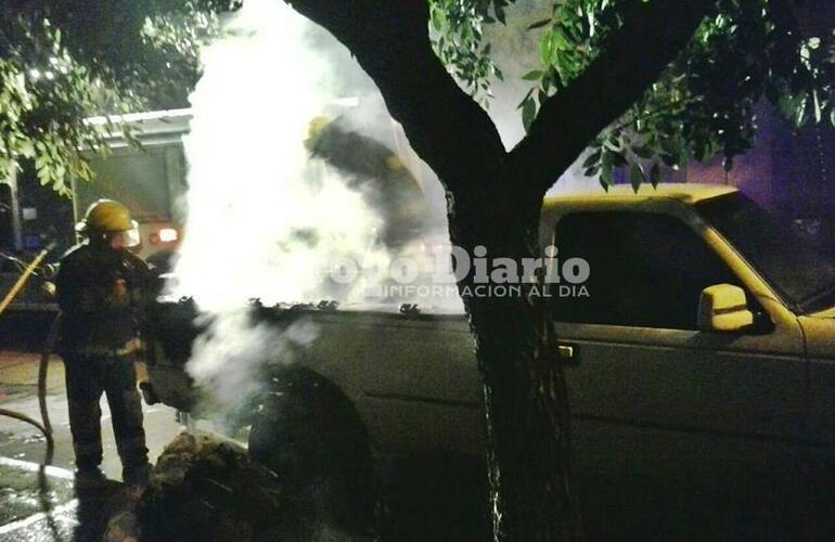 Trabajando. Los bomberos sofocando el fuego este domingo tras el pedido de colaboraci&oacute;n.