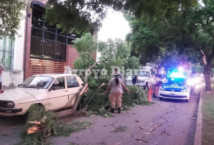 En el lugar. Tras el accidente arribó al lugar la GUM, Comando Radioeléctrico y se hizo presente el Secretario de Obras Públicas Adrián Spina.