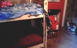 La cama donde fue hallada la joven. Además, secuestraron la cadena con la que la habían atado. Foto: imagen video/@Maxiraimondi