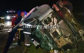 Destruido. Así quedó el camión que volcó esta madrugada.