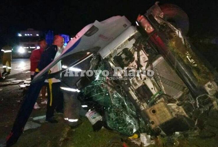 Destruido. Así quedó el camión que volcó esta madrugada.