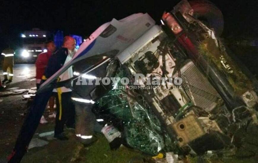 Destruido. As&iacute; qued&oacute; el cami&oacute;n que volc&oacute; esta madrugada.